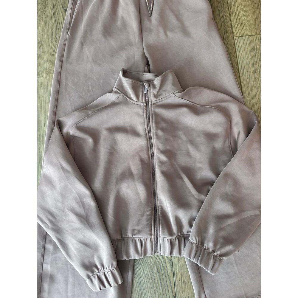 Track suit - Picture 2 of 6